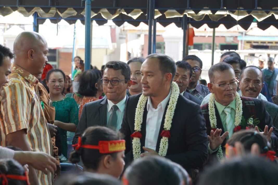 RESMIKAN: Wali Kota Tebingtinggi Iman Irdian Saragih ketika meresmikan Sekolah Minggu di Gereja Huria Kristen Batak Protestan (HKBP) Tebingtinggi di Jalan Kartini Kelurahan Tebingtinggi Lama, Minggu (21/9).