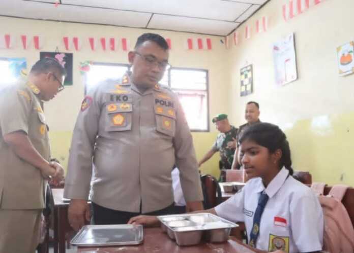BERGIZI: Kapolres Tanah Karo dan Wakil Bupati Karo saat menyerahkan makanan bergizi kepada para siswa. (Istimewa)