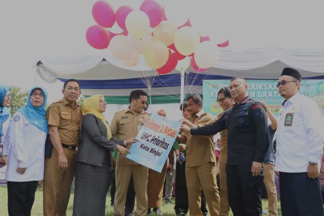 LEPAS BALON: Wali Kota Binjai Amir Hamzah didampingi Wakil Wali Kota Binjai Hasanul Jihadi, saat melepas balon pada Peluncuran Program UHC.(Teddy Akbari/Sumut Pos)