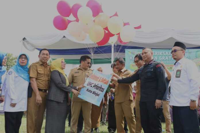 LEPAS BALON: Wali Kota Binjai Amir Hamzah didampingi Wakil Wali Kota Binjai Hasanul Jihadi, saat melepas balon pada Peluncuran Program UHC.(Teddy Akbari/Sumut Pos)