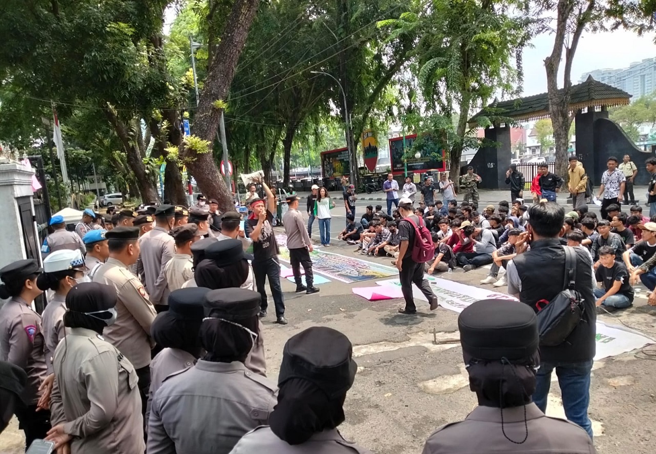 Unjuk Rasa Mahasiswa di DPRD Sumut, TPL Dituding Lakukan Kekerasan pada Masyarakat Adat Sipahoras
