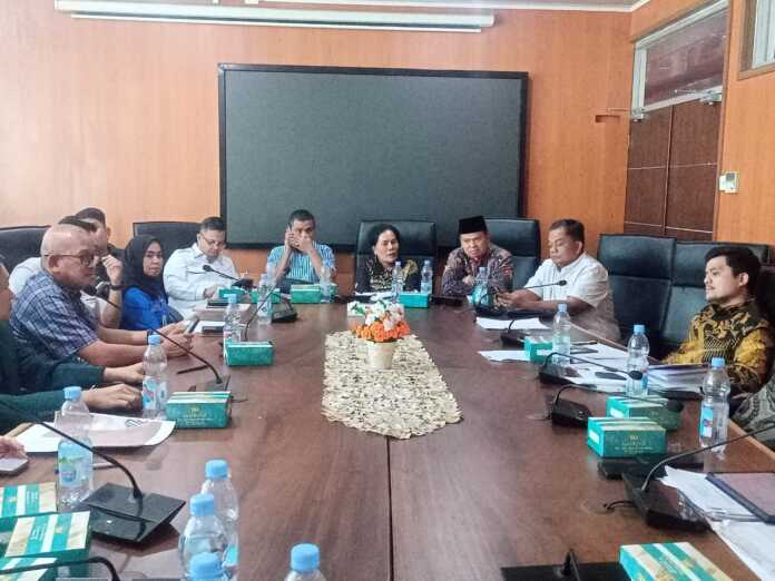 RDP: Ketua Komisi II DPRD Kota Medan, Kasman Bin Marasakti Lubis saat memimpin rapat dengar pendapat (RDP) terkait masalah Jesica dengan Klinik Luluh di ruang rapat Komisi II DPRD Medan, Selasa (23/9) sore.