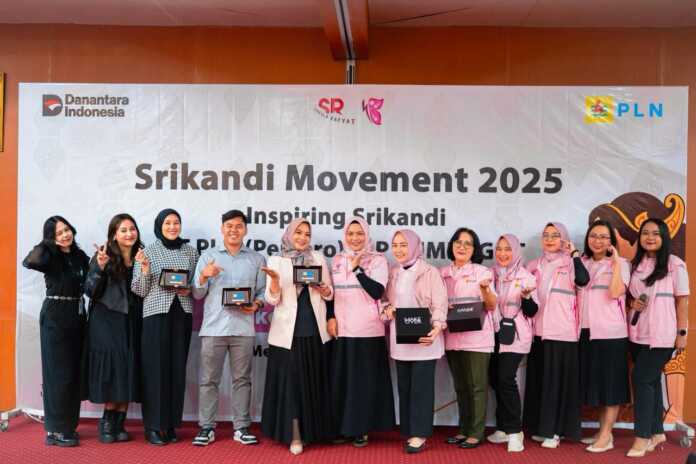 BERSAMA: Ketua PIKK PLN UIP Sumbagut Rina Dewanto, Srikandi Champion PLN UIP Sumbagut Tomu Murniaty Sibarani, narasumber, serta jajaran PIKK dan Srikandi PLN, foto bersama.