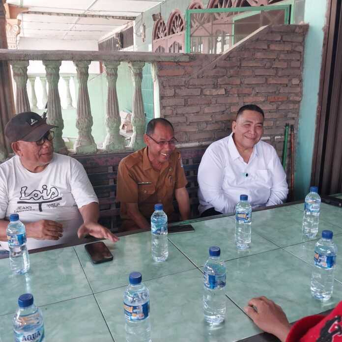 BINCANG: Anggota DPRD Sumut Mikail Tantara Parlindungan Purba, saat berbincang dengan warga Jalan Perintis Kemerdekaan Galang, Kabupaten Deliserdang, Selasa (23/9).(Istimewa)