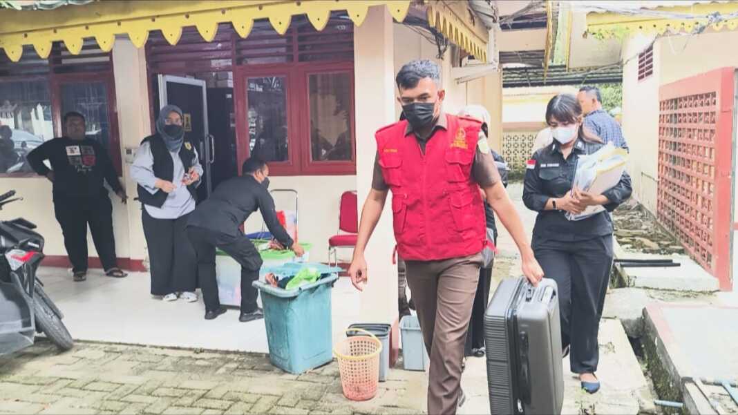 GELEDAH: Penyidik Kejari Langkat saat geledah Kantor Dinas Pendidikan Langkat di Stabat, belum lama ini. (Teddy Akbari/Sumut Pos)