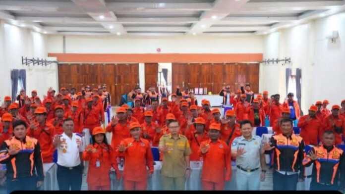 BERSAMA: Wakil Bupati Karo Komando Tarigan, diabadikan bersama para petugas parkir.(Istimewa)