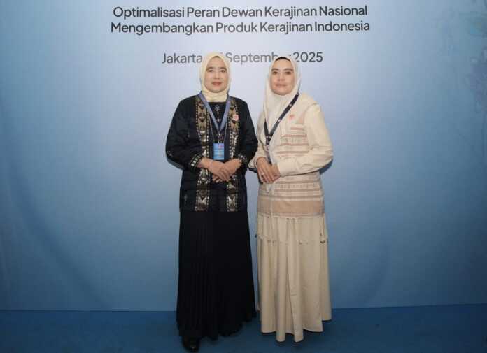 RAKERNAS: Ketua Dekranasda Asahan Yusnila Indriati, didampingi Wakil Ketua Dekranasda Asahan Junita, saat menghadiri Rakernas Dekranas 2025 di Jakarta, Selasa (23/9).(Istimewa)