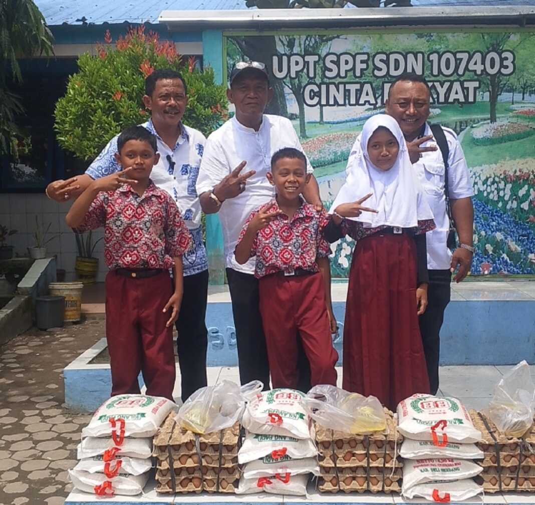 APRESIASI: Ketua LPA Deliserdang Junaidi Malik SH, bersama Pembina Muslim Susanto, dan Surianto (Aceng), secara khusus mendatangi sekolah ketiga bocah itu untuk memberikan apresiasi, Rabu (24/9).