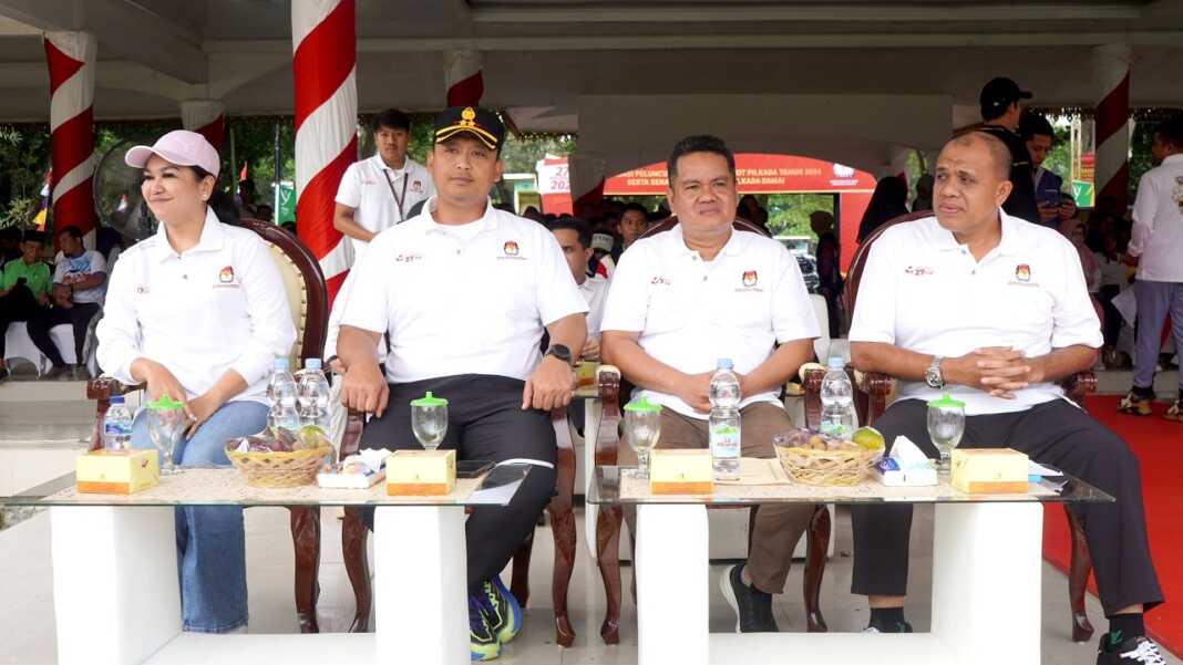 BERDAMPINGAN: Dian Taufik Ramadhan (dua kanan) saat duduk sejajar dengan Faisal Hasrimy, selaku mantan Pj Bupati Langkat (kanan) di Stabat.(Dokumen Diskominfo Langkat)