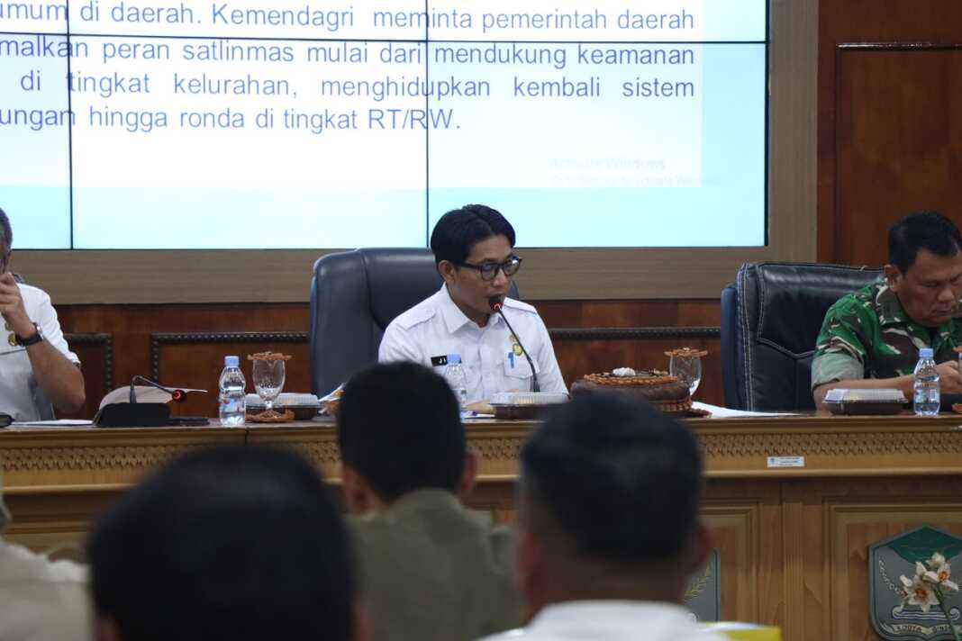 PIMPIN: Wakil Wali Kota Binjai Hasanul Jihadi, saat memimpin rapat koordinas pengaktifan kembali siskamling.(Dokumen Diskominfo Binjai)