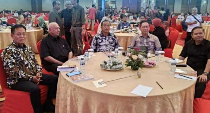HADIR: Bupati Karo Antonius Ginting, dan Wakil Bupati Karo Komando Tarigan, saat menghadiri Kerja Tahun Merdang Merdem Kuta (Desa) Medan 2025.(Istimewa)