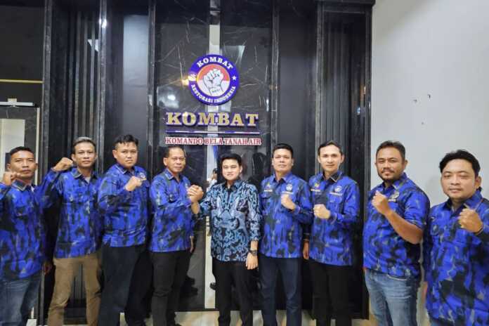 SALAM KOMANDO: Ketua DPW Kombat Sumut Ricky Anthony (tengah) salam komando dengan Irhamsyah Putra Pohan, usai menerima amanat memimpin DPD Kombat Kota Binjai.(Istimewa)