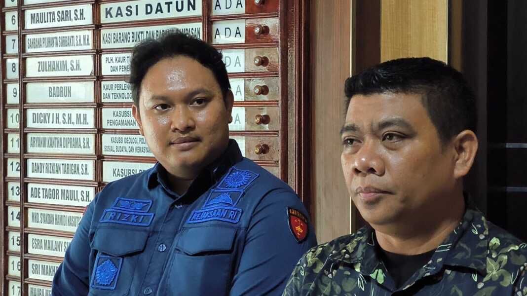 KETERANGAN: Kasi Pidsus Kejari Langkat Rizki Ramdhani (kiri), saat menyampaikan keterangan.(Teddy Akbari/Sumut Pos)