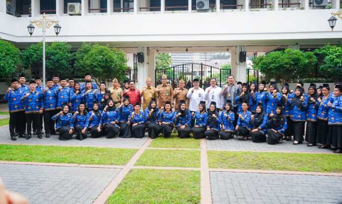 FOTO BERSAMA: Wali Kota Medan Rico Tri Putra Bayu Waas foto bersama 45 orang PPPK Tahap II TA 2024 di lingkungan Pemko Medan, Senin (29/9/2025).