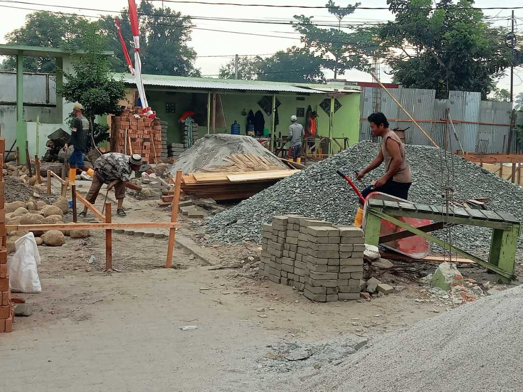 REVITALISASI GEDUNG SEKOLAH: Suasana proyek revitalisasi gedung SMK Musda Perbaungan, Senin (29/9). ( Fad )