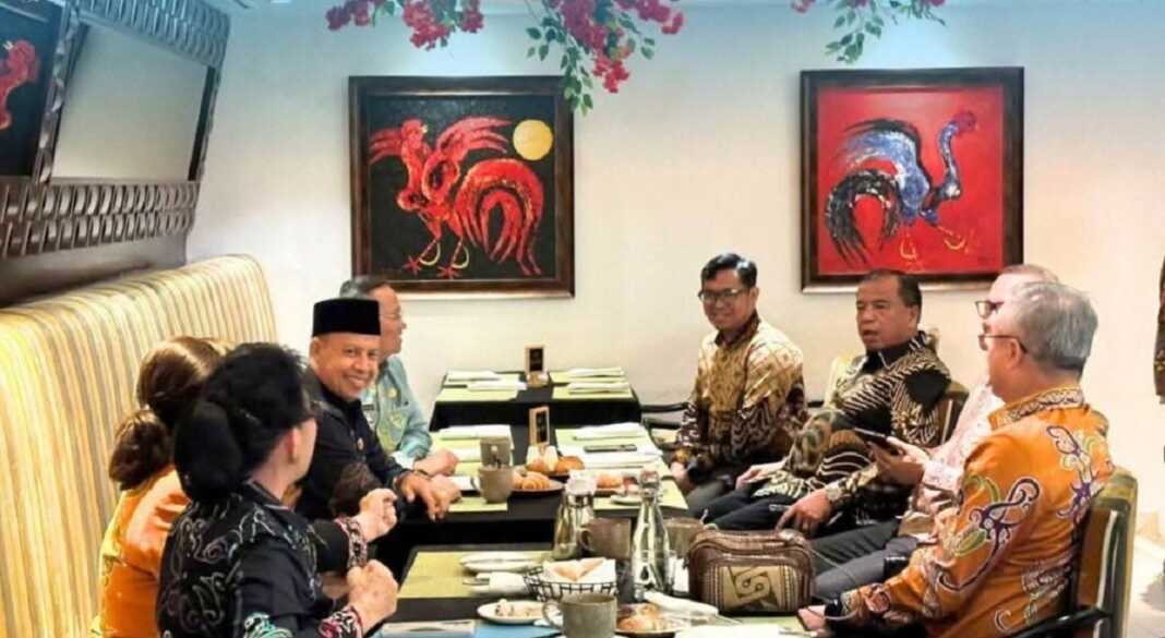 RAPAT: Bupati Karo Brigjen Pol (Purn) Antonius Ginting, saat menghadiri rapat koordinasi dengan Kementerian Agraria dan Tata Ruang/Badan Pertanahan Nasional (ATR/BPN).(Istimewa)