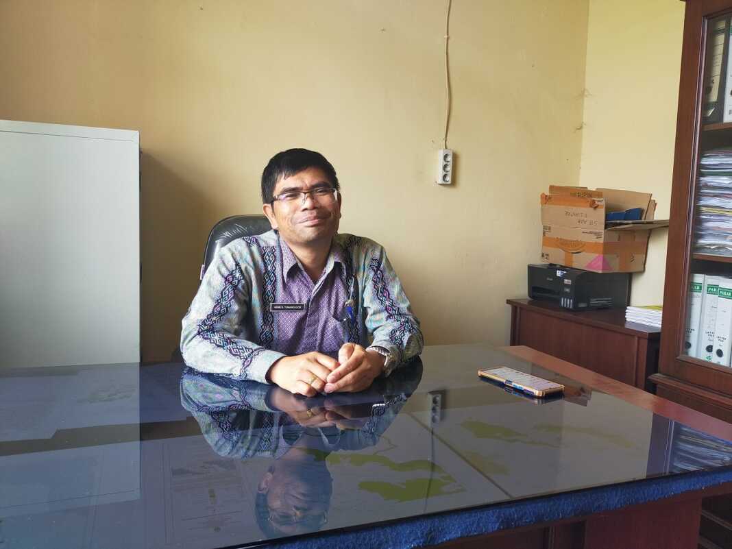 KETERANGAN: Kasi Perencanaan Kesatuan Pengelola Hutan (KPH) Wilayah 14 Sidikalang, Dinas Kehutanan Sumut, Henri B Tumanggor, saat menyampaikan keterangan.(Rudy Sitanggang/Sumut Pos)