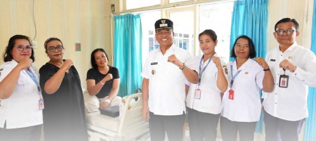 BERSAMA: Bupati Karo Brigjen Pol (Purn) Antonius Ginting, saat diabadikan bersama tenaga kesehatan dan pasien di satu rumah sakit.(Istimewa)