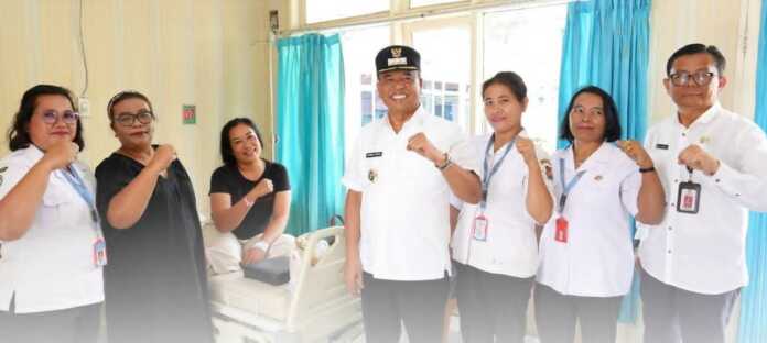 BERSAMA: Bupati Karo Brigjen Pol (Purn) Antonius Ginting, saat diabadikan bersama tenaga kesehatan dan pasien di satu rumah sakit.(Istimewa)