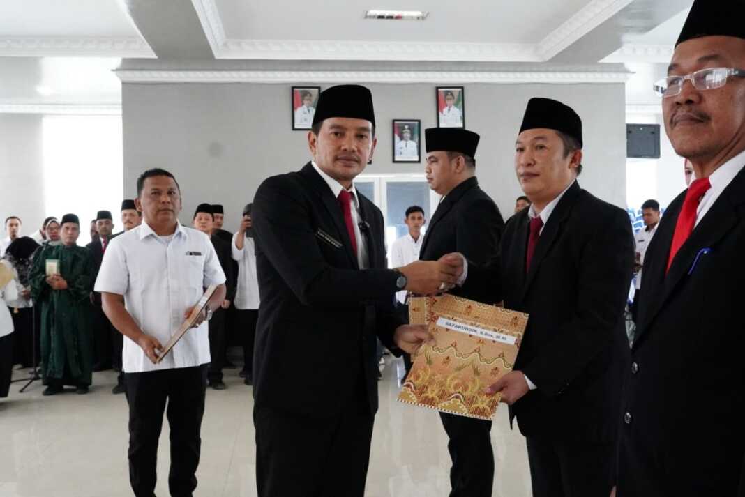 AMBIL SUMPAH: Wali Kota Tebingtinggi Iman Irdian Saragih memimpin pengambilan sumpah dan pelantikan 11 pejabat administrator di lingkungan Pemerintah Kota Tebingtinggi di Gedung Balai Kota Jalan Sutomo Kota Tebingtinggi, Rabu (3/9).