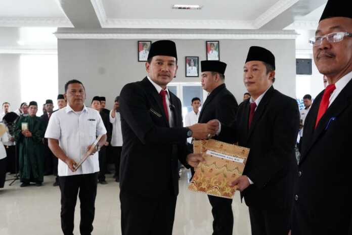 AMBIL SUMPAH: Wali Kota Tebingtinggi Iman Irdian Saragih memimpin pengambilan sumpah dan pelantikan 11 pejabat administrator di lingkungan Pemerintah Kota Tebingtinggi di Gedung Balai Kota Jalan Sutomo Kota Tebingtinggi, Rabu (3/9).