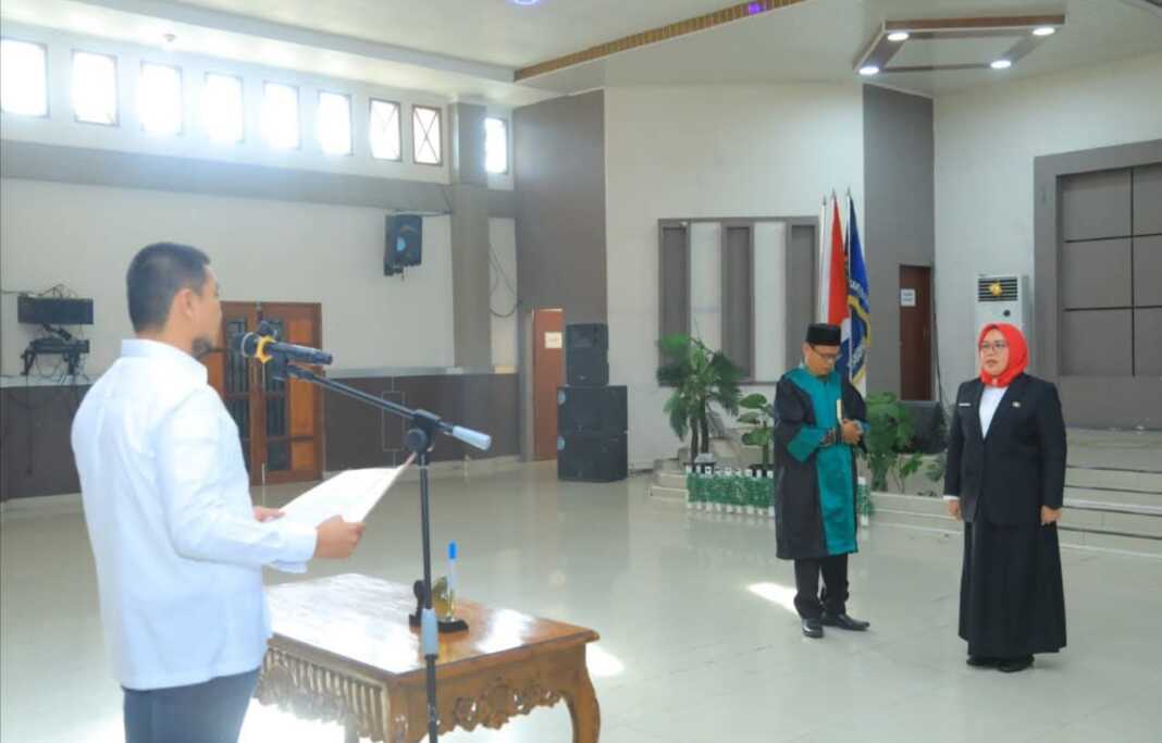 LANTIK: Bupati Labura H Hendri Yanto Sitorus melantik Dra Hj Susi Asmarani MSi sebagai Penjabat (Pj) Sekretaris Daerah (Sekda) di Aula Ahmad Dewi Syukur, Rabu (3/9).