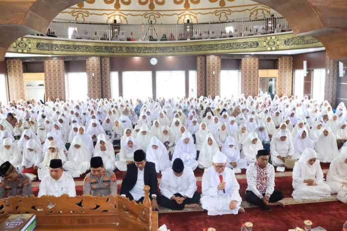 DOA BERSAMA: Bupati Sergai Darma Wijaya didampingi Wabup Sergai  Adlin Tambunan bersama tokoh agama dan masyarakat saat gelar doa  bersama . ( Fad )