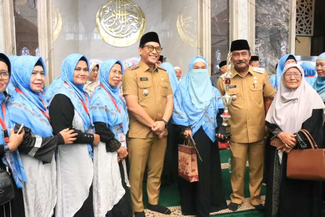 BERSAMA: Wali Kota Binjai Amir Hamzah dan Wakil Wali Kota Binjai Hasanul Jihadi, diabadikan bersama pada penutupan festival keagamaan yang digelar di Masjid Al-Fatih, Selasa (2/9).(Dokumen Diskominfo Binjai)