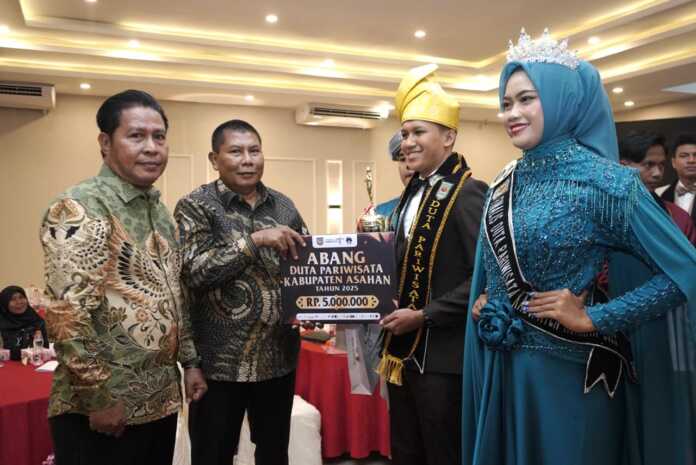 BERI HADIAH: Kadisporapar Drs H Witoyo berikan hadiah kepada Duta Pariwisata Asahan yang terpilih.