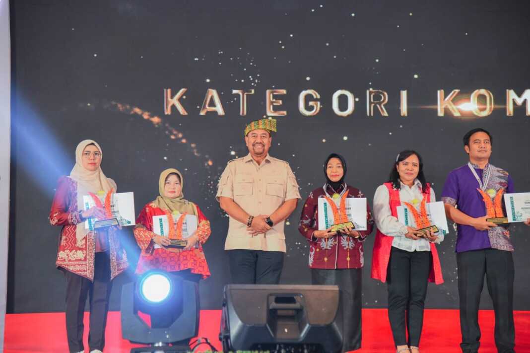 BERSAMA: Bupati Batubara H Baharuddin Siagian SH MSi foto bersama dengan Menko Bidang Pangan Zulkifli Hasan saat berkunjung ke stan pameran Kabupaten Batubara di  acara penutupan APKASI Otonomi Expo (AOE) Tahun 2025 yang digelar di Nusantara Hall, Indonesia Convention Exhibition (ICE) BSD, Tangerang, Provinsi Banten, Sabtu (30/8).  Foto:/Komimfo.Batubara.