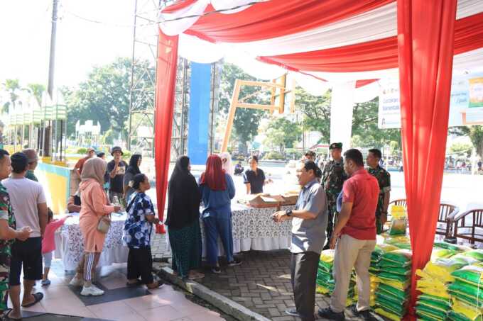 PANGAN MURAH: Gerakan Pangan Murah Pemko Binjai saat digelar di Lapangan Merdeka Binjai, akhir pekan lalu.(Dokumen Diskominfo Binjai)
