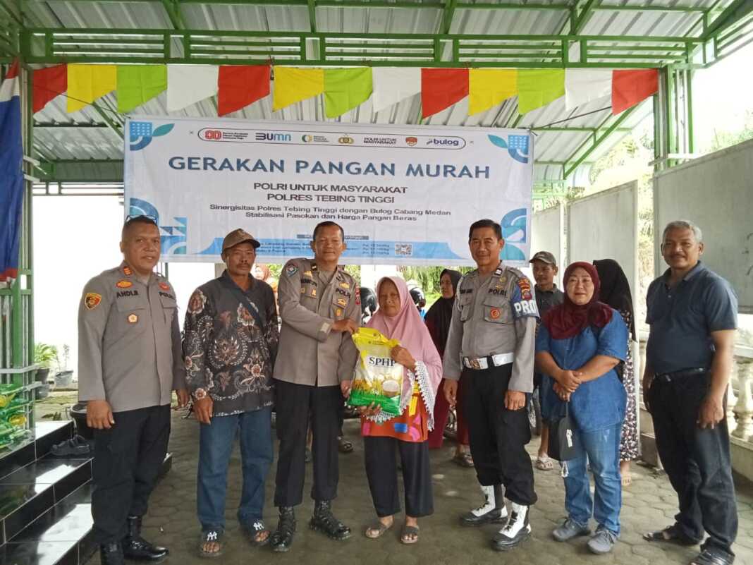 GPM: Kapolsek Tebingtinggi AKP Andi Rahmadsyah ketika memantau pelaksanaan GPM di Markas Polsek Tebingtinggi, Selasa (9/9).