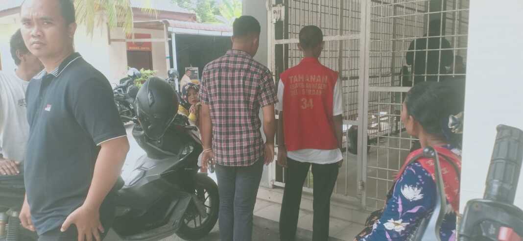 SIDANG: Dua anak berkompolik hukum DB dan DRH digiring petugas di jebloskan kepenjara PN Lubukpakam usai menjalani sidang, Selasa (9/9).