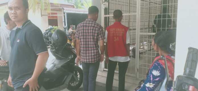 SIDANG: Dua anak berkompolik hukum DB dan DRH digiring petugas di jebloskan kepenjara PN Lubukpakam usai menjalani sidang, Selasa (9/9).