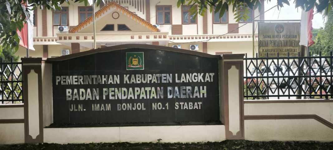 Kantor Bapenda Langkat di Stabat.(Teddy Akbari/Sumut Pos)