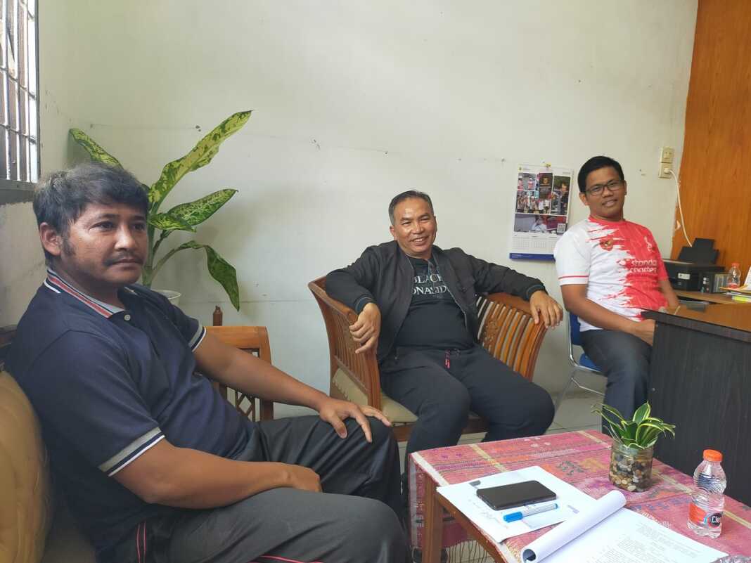 KETERANGAN: Kepala BKPSDM Dairi Junihardi Siregar (tengah), Sekretaris Roy Karya Sinaga, Kabid Pembinaan dan Pengembangan SDM Henry Sigalingging, saat menyampaikan keterangan.(Rudy Sitanggang/Sumut Pos)