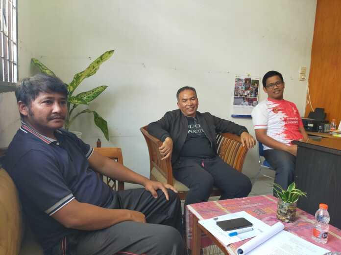 KETERANGAN: Kepala BKPSDM Dairi Junihardi Siregar (tengah), Sekretaris Roy Karya Sinaga, Kabid Pembinaan dan Pengembangan SDM Henry Sigalingging, saat menyampaikan keterangan.(Rudy Sitanggang/Sumut Pos)