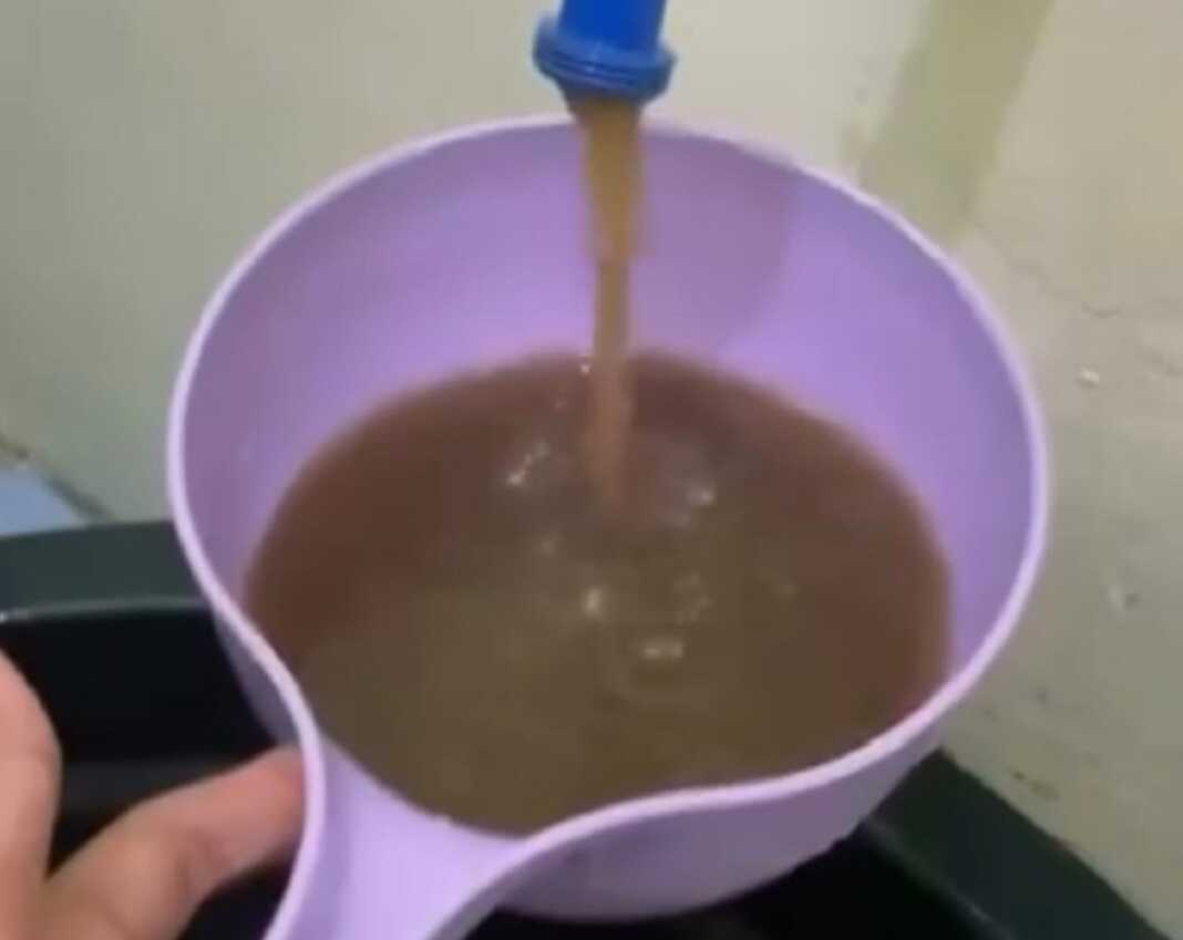 KERUH: Tangkapan layar dari video kiriman pelanggan, menunjukkan kondisi air keruh yang dialirkan PDAM Tirtawampu Langkat ke rumah pelanggan di Stabat.