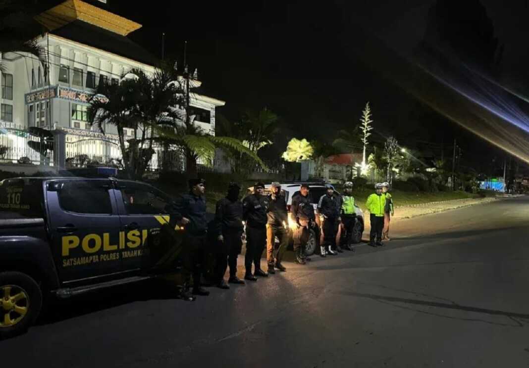 PATROLI: Personel Polres Tanah Karo saat melakukan patroli di sejumlah wilayah.(Istimewa)