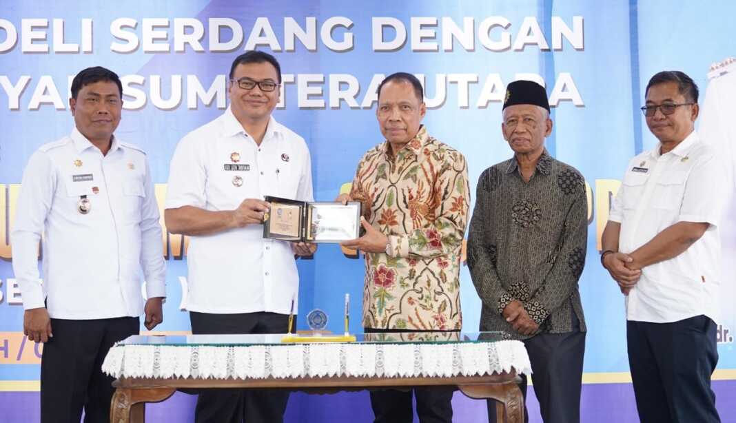 CENDERAMATA: Prof Dr Agussani MAP (3 kanan) menyerahkan cenderamata kepada dr H Asri Ludin Tambunan MKed(Pd) SpPD di Kampus IV UMSU. (ISTIMEWA/SUMUT POS)