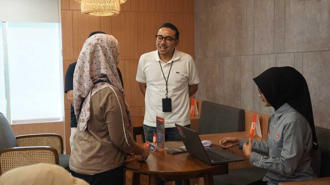 VP Consumer Business Area Sumatera Telkomsel Saki H Bramono saat melayani langsung pelanggan di GraPARI GMP Medan special di hari pelanggan. Dalam kesempatan ini, Manajemen Telkomsel di Area Sumatera hadir melayani langsung pelanggan dan memberikan bingkisan special sebagai bentuk apresiasi (4/9).