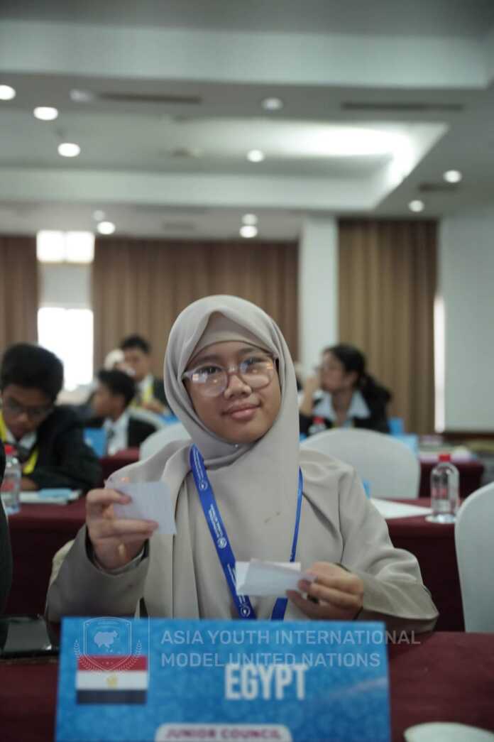 Nayyira, siswi kelas 6 SDIT Al Fityan School Medan yang terpilih menjadi Junior Delegate dari Indonesia dalam ajang Asia Youth International Model United Nations (AYIMUN) 2025 yang berlangsung di Kuala Lumpur, Malaysia.