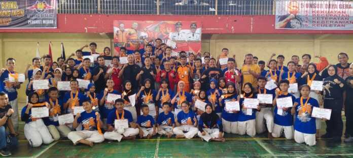 MEDALI: Ketua Umum KONI Kota Medan Aswindy Fachrizal bersama peraih medali Kejuaraan Tarung Derajat Piala Wali Kota Medan (Dok Pribadi)