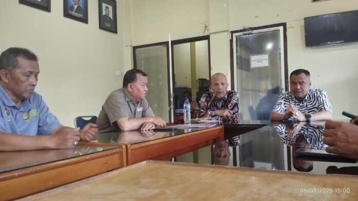 Ketua PWI Sumut H Farianda P Sinik didampingi Sekretaris SR Hamonangan Panggabean saat bertemu dengan Pengurus SIWO Sumut. (PWI Sumut)