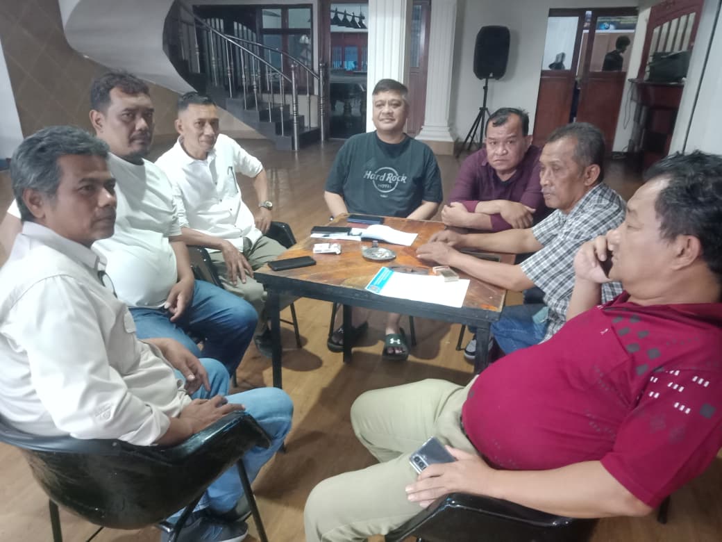 BERSAMA: Ketua POBSI Sumut Salomo TR Pardede bersama Panitia Turnamen Biliar Antar Wartawan di Puslat POBSI Sumut, Kamis (11/9). (Dok PWI Sumut)