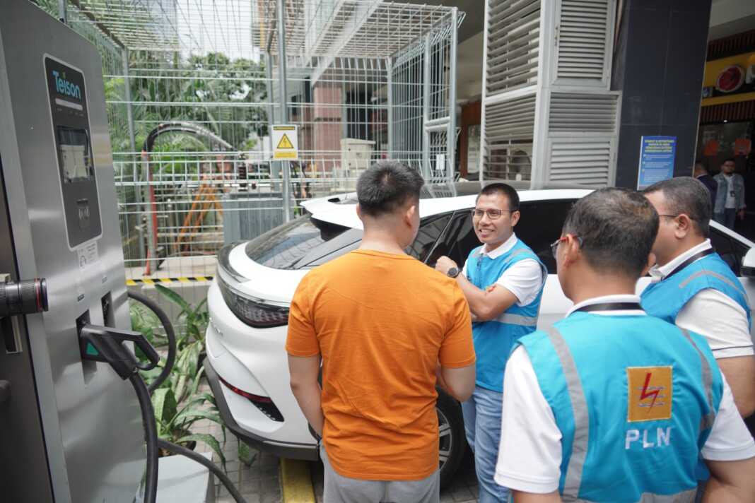 General Manager PLN UID Sumut, Ahmad Syauki saat berbincang dengan Pelanggan