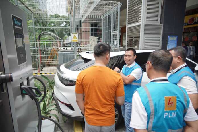 General Manager PLN UID Sumut, Ahmad Syauki saat berbincang dengan Pelanggan