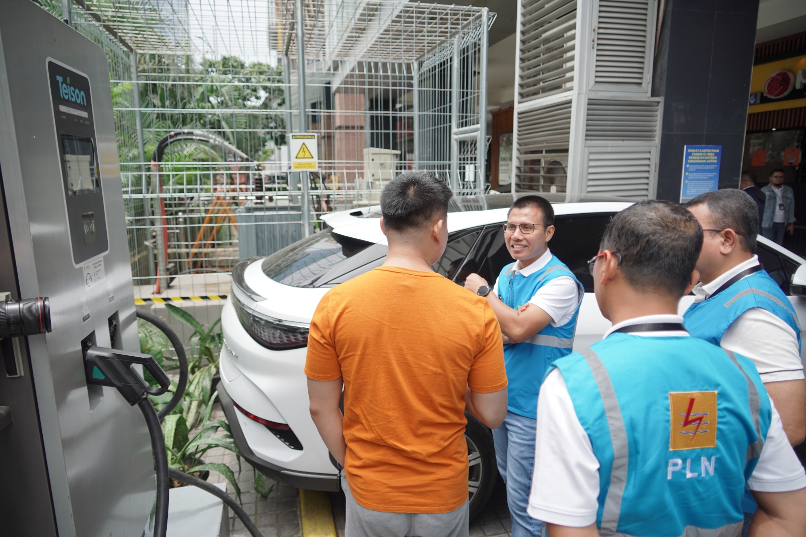 Hari Pelanggan Nasional, GM PLN UID Sumut Sambangi SPKLU Cambridge Hotel Medan