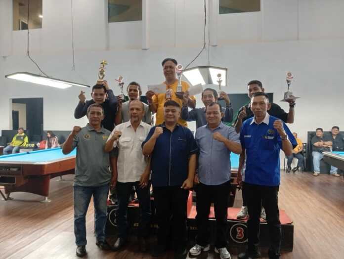 BERSAMA: Ketua POBSI Sumut Salomo TR Pardede didampingi Sekretaris PWI Sumut SR Hamonangan Panggabean, Ketua SIWO Jonny R Silalahi, Ketua Pantia Halomoan Samosir bersama para juara Turnamen Biliar Antar Wartawan.