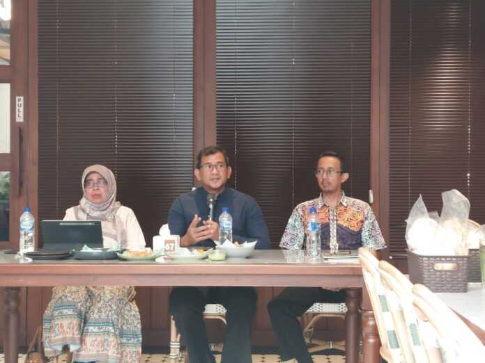 KETERANGAN: Deputi Direksi Wilayah I BPJS Kesehatan Nuim Mubaraq (tengah) saat memberikan keterangan kepada wartawan, didampingi Kepala BPJS Kesehatan Cabang Medan dr. Yasmine Ramadhana Harahap (kiri) dan Asisten Deputi Bidang Sumber Daya Manusia, Umum, dan Komunikasi (SDMUK) BPJS Kesehatan Wilayah I Iwan Adriady.